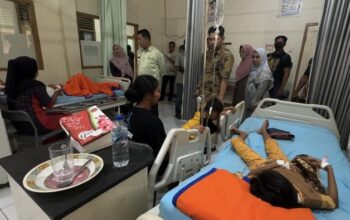 **86 Siswa Agam Sumbar Keracunan MBG, 24 Dirawat di RS—Kerusakan Makanan Gratis?**