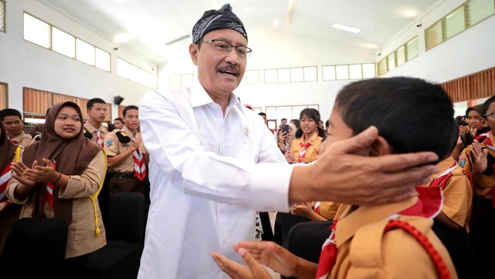 Kunker ke Banyuwangi, Mensos Kagumi Talenta Siswa Sekolah Rakyat: Inspirasi Menjanjikan untuk Pendidikan!