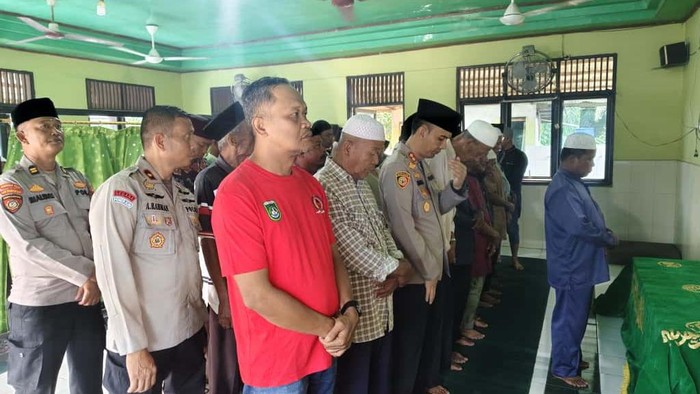 Kapolres Dumai Berbelasungkawa Warganya Meninggal, Ikut Salatkan Jenazah - Update 1