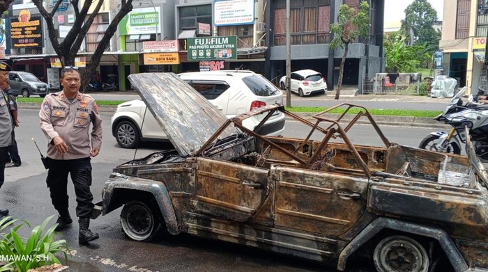 Tragedi Tak Terduga, Mobil VW di Bintaro Tewas dalam Api Namun Pengantin Selamat!