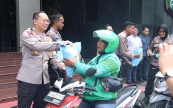 “Ojol Berterima Kasih, Polda Metro Gelar ‘Jumat Peduli’ yang Menyentuh”
