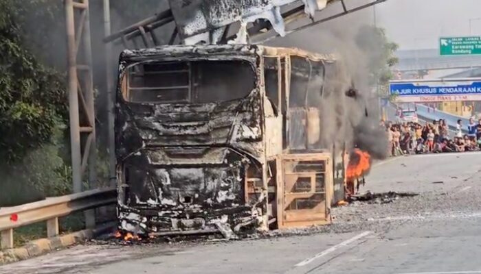 Tragedi Tol Cikampek: Bus Damri Terbakar, Seluruh Penumpang Selamat