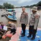 **Dari Tepian Sungai Siak Pekanbaru, Polisi Bantu Nelayan dan Bersihkan Sampah di Jalur Riau**