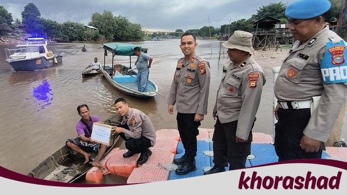 **Dari Tepian Sungai Siak Pekanbaru, Polisi Bantu Nelayan dan Bersihkan Sampah di Jalur Riau**