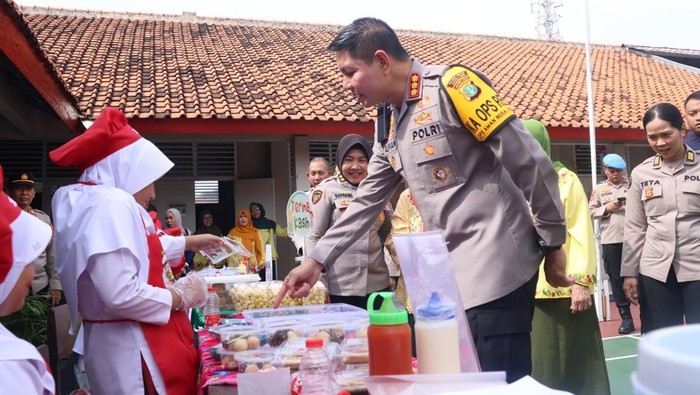 Kapolres Jaktim Tinjau MBG di SD Kemala Bhayangkari 5, Bagikan Angket Menu: Apa yang Dilaporkan?