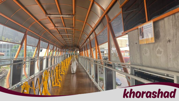 Skywalk Kebayoran: Warga Kecewa, Noda Kotoran Kucing Belum Bersih Sampai Kini