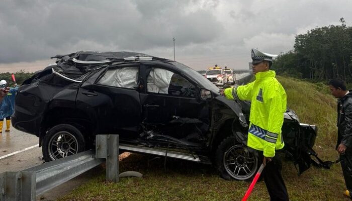 Tragedi Tol Bangkinang: Fortuner Kecelakaan, 3 Pekerja Terluka