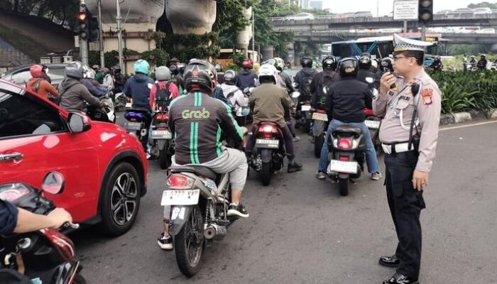 “Info Lalin Jakarta Hari Ini: Padatnya Cawang hingga Gatot Subroto Membuat Warga Grebek!”
