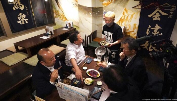 “Dari Tradisi ke Tabu: Memberi Tip Masih Jadi Misteri di Jepang”