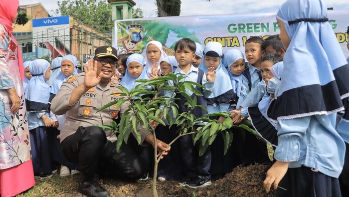 Kapolres Kampar Bersama Anak TK, Tanam Pohon dan Cinta Lingkungan: Contoh Nyata Peduli Bumi!