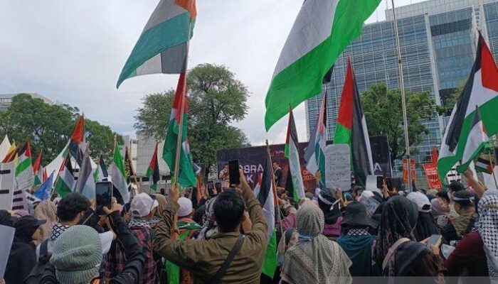 Konfrontasi Depan Kedubes AS, Aksi Bela Palestina Membuat Jalan Medan Merdeka Selatan Ditutup