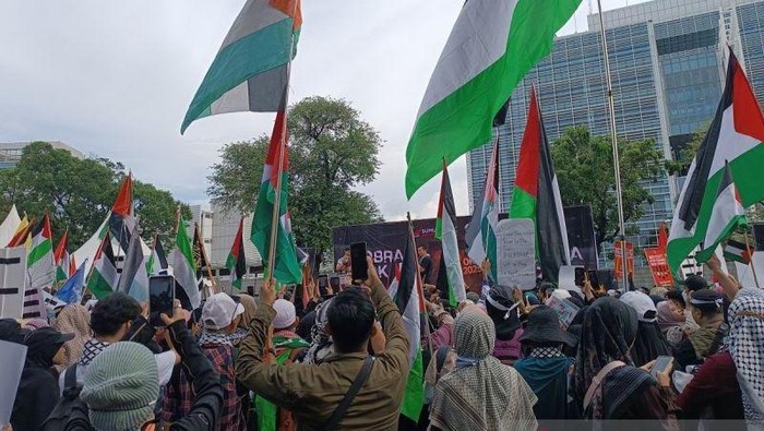 Konfrontasi Depan Kedubes AS, Aksi Bela Palestina Membuat Jalan Medan Merdeka Selatan Ditutup