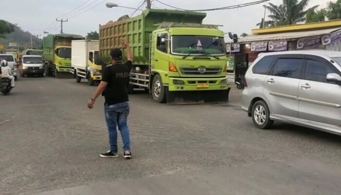 Lalin di Bojonegara Serang Macet Akibat Volume Truk Tambang Meningkat, Menyebabkan Kemacetan Massal!