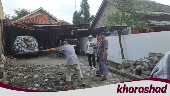 Geger! Tembok Ambruk Diterjang Hujan angin di Tangsel Timpa Motor-motor Parkir