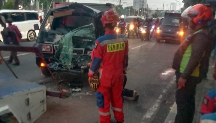 “Bencana Lalu Lintas di Pasar Minggu: Mobil Boks Tabrak Metrotrans Berpenumpang, 1 Orang Luka!”