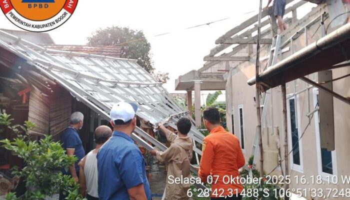 “Angin Kencang di Bogor Membuat Atap Rumah Warga Rusak, Penghuni Dibuat Mengungsi”