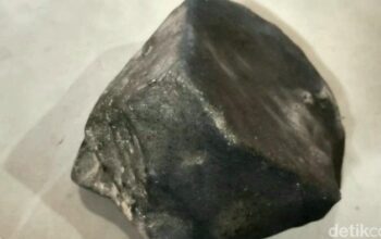 Waspada! Batu Diduga Meteor Jatuh di Pekarangan Warga Tegal, Begini Wujudnya yang Mencekam!