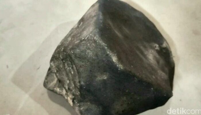 Waspada! Batu Diduga Meteor Jatuh di Pekarangan Warga Tegal, Begini Wujudnya yang Mencekam!
