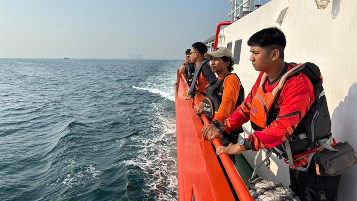**Kapal Nelayan Kepulauan Seribu Tenggelam: 7 Selamat, 1 Tewas, Tim SAR Berhasil Temukan Korban**