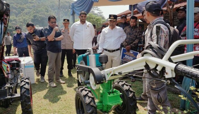 Anggota DPR Rajiv Salurkan 204 Unit Alsintan ke 50 Kelompok Tani di Jabar – Update 2