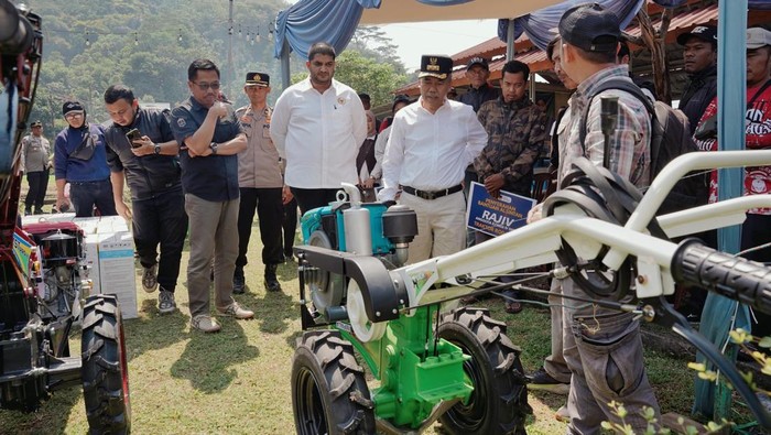 Anggota DPR Rajiv Salurkan 204 Unit Alsintan ke 50 Kelompok Tani di Jabar - Update 2