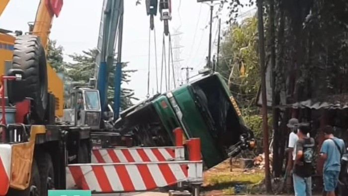 Truk Terguling di Cileungsi Bogor, Arus Lalu Lintas Sempat Tersendat: Kenapa Ini Terjadi?
