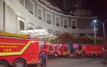 Heboh! Mal di Kelapa Gading Kebakaran, 14 Damkar Bantu Tuntaskan Api di Dini Hari!