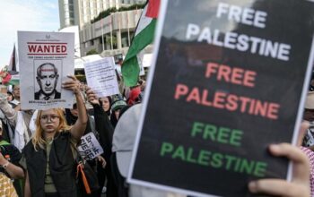 “Patung Kuda Berduka: Aksi Bela Palestina di Jl Medan Merdeka Ditutup Tiba-Tiba”