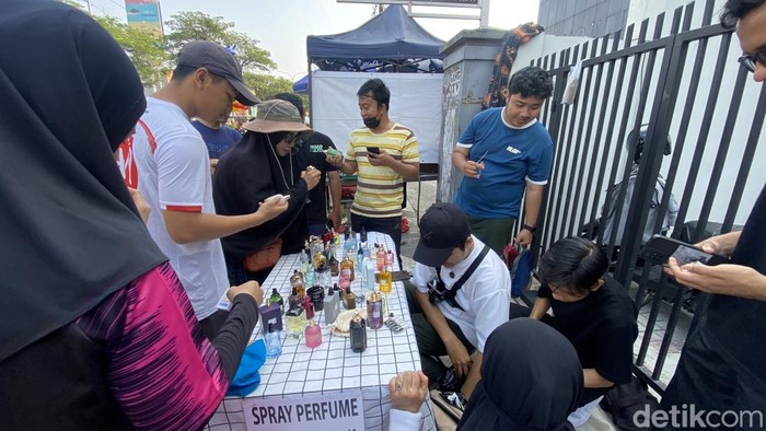 CFD Depok: Harga Rp2 Ribu, Warga Depok Rela Antre Panjang untuk Coba Parfum