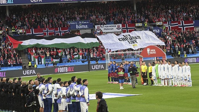 Haaland Obok-obok Israel, Fans Norwegia Kibarkan Bendera Palestina - Update 1