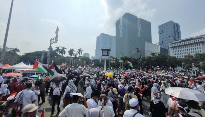 Heboh, Ribuan Massa Nyanyi ‘Heal The World’ di Patung Kuda, Solidaritas untuk Palestina