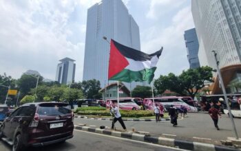 Ribuan Massa Demo Kedubes AS, Bendera Palestina Bergolak di Tengah Kebakaran Emosi