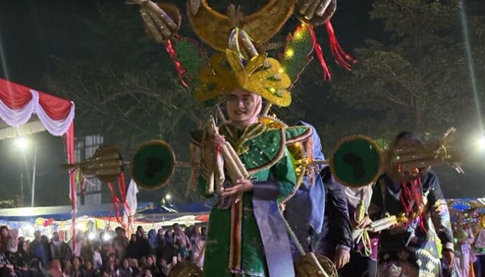 [Bersama Kapolres, Ribuan Warga Kuansing Gembira di Karnaval Batik]