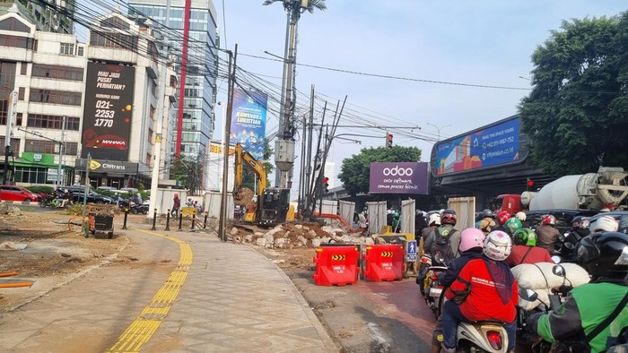 Warga Kesal, Galian di TB Simatupang Terus Berulang