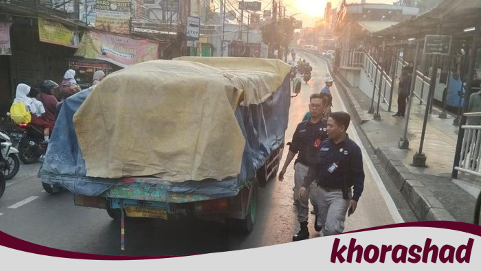 **Truk Mogok di Petukangan, TransJ Koridor 13 Jadi Penyebab Antrean Panjang!**