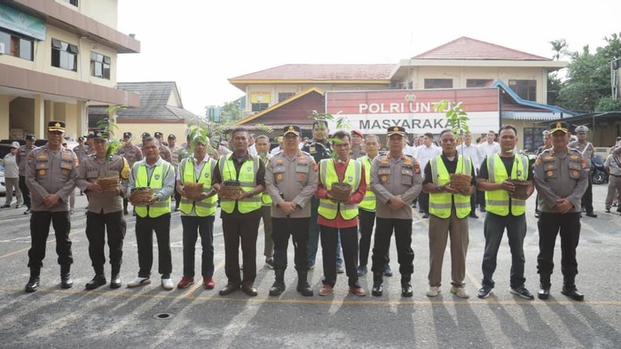 Polres Pekanbaru Beri Award Bhabin-Satkamling Garda Terdepan Penjaga Keamanan - Update 2