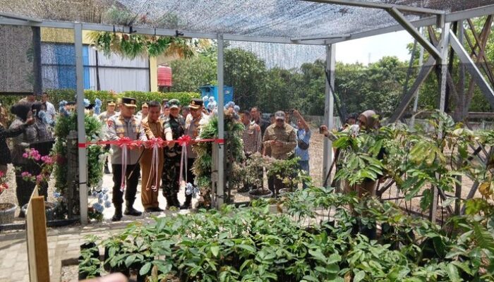 “Tanam Pohon Bersama Kapolda Riau, 5 Tahun Mendatang Nikmati Rindangnya”