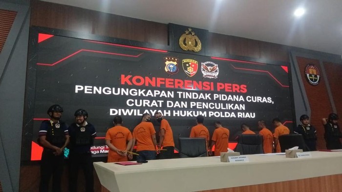Ribuan Warga Riau Bersorak, 8 Penjahat Berat Dibekuk Polisi!