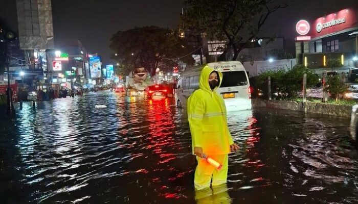 Banjir Depok Nyaris Hanyutkan Angkot, Polisi Imbau Kembalikan Rute!