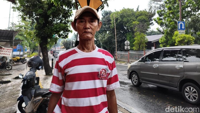 Kisah 13 Tahun Kakek Subari Bersama Ular Sanca yang Diberi Nama 'Petir'