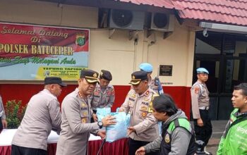 Polisi Tangerang Berikan Sembako kepada Ojol dan Masyarakat Slum, Gelar Baksos di Tengah Masyarakat