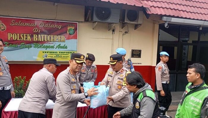 Polisi Tangerang Berikan Sembako kepada Ojol dan Masyarakat Slum, Gelar Baksos di Tengah Masyarakat