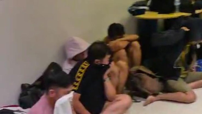 **34 Pria Diamankan Polisi Gara-Gara Pesta Gay di Surabaya**