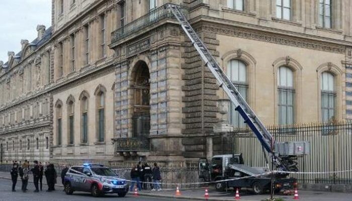 “Dalam Semalam, Museum Louvre di Paris Dirampok: Perhiasan Harga Milyar Raib!”