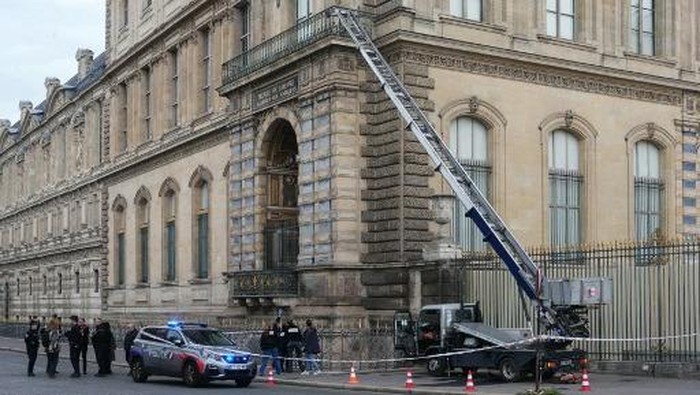 Perampokan Spektakuler di Louvre: 8 Antik Raib dalam Hitungan Menit!