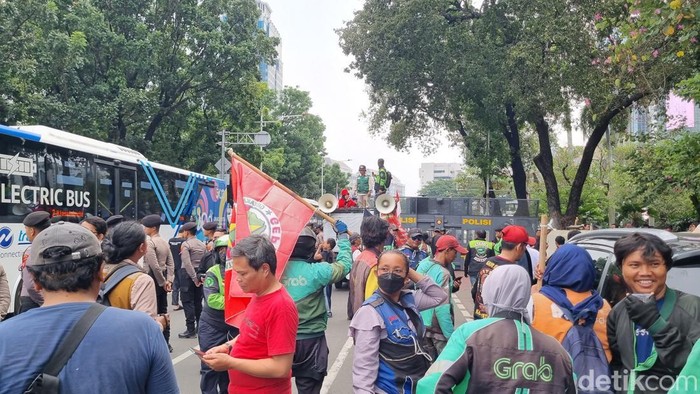 Ada Demo di Patung Kuda Jakpus, Lalin Arah Stasiun Gambir Ditutup - Update 2