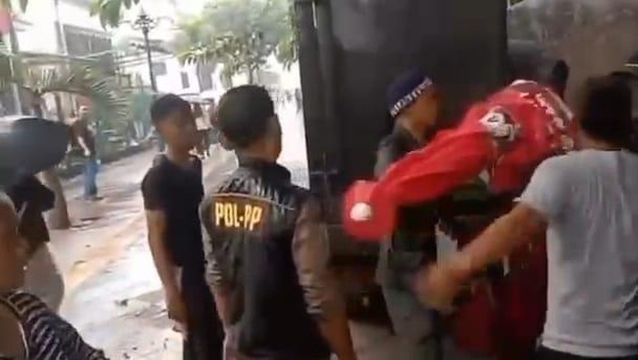 Ricuh Penertiban PKL di Alun-alun Bogor: Pedagang Tolak Dagangan Disita, Masyarakat Berdebat