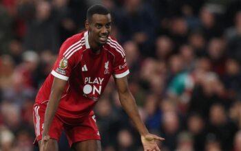 Lineker Bela Isak: Beri Dia Waktu atau Kiamat Bola?