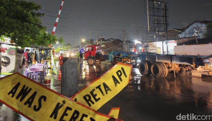 Kejutan Mengerikan: Detik-detik KA Harina Tabrakan Keras dengan Truk Trailer di Semarang