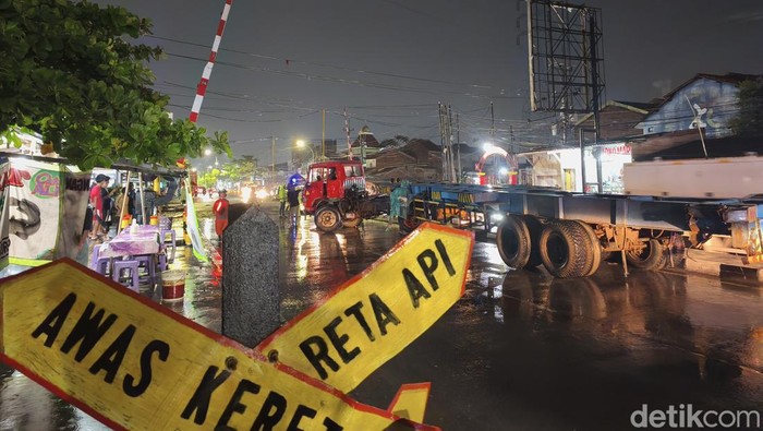 Kejutan Mengerikan: Detik-detik KA Harina Tabrakan Keras dengan Truk Trailer di Semarang